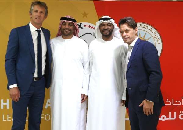 جانب من التوقيع