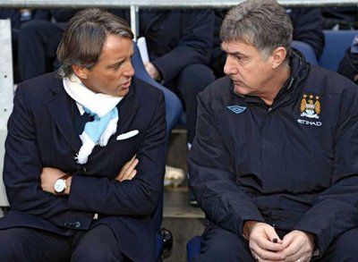 برايان كيـد يجلس إلى جوار روبرتـو مانشيني