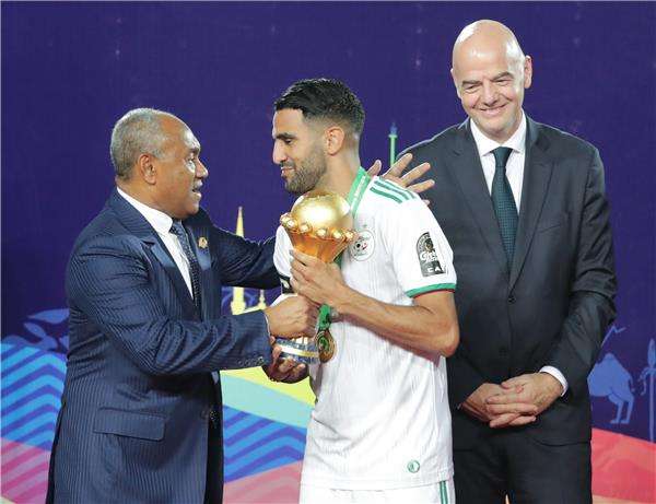 محرز ينافس صلاح وماني على جائزة الأفضل