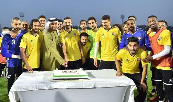 الشيخ راشد ولاعبي منتخب الإمارات