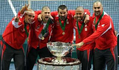 لاعبو المنتخب الصربي يحتلفون بعد تحقيقهم كأس ديفيـز