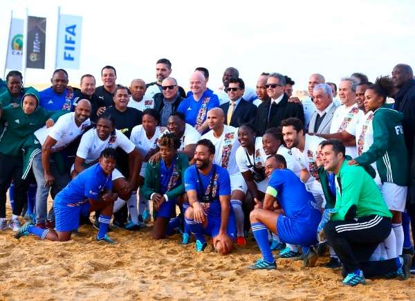 صورة جماعية لمباراة الأساطير