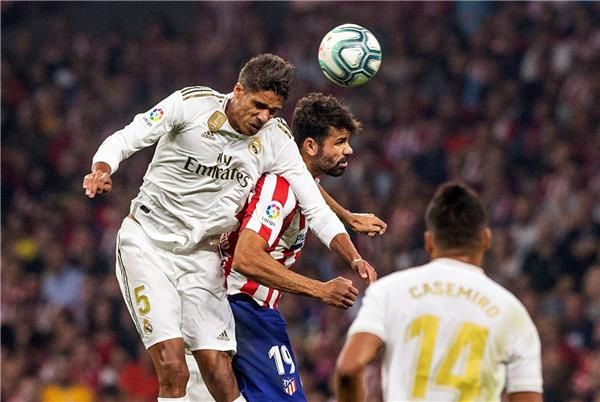 جانب من مباراة سابقة بين ريال وأتلتيكو مدريد