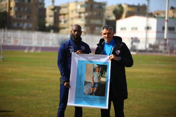 شيكابالا وكارتيرون مع صورة الطفل