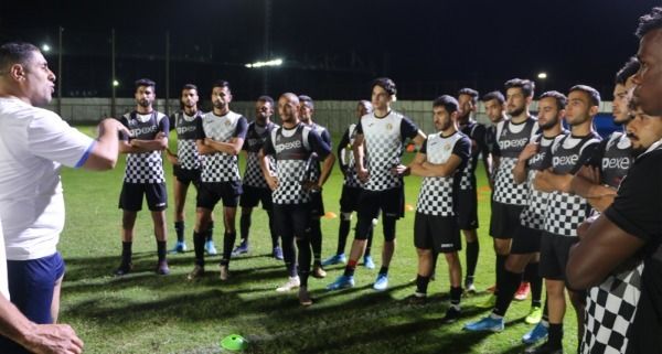 عبد القادر يتحدث للاعبين في تدريب اليوم