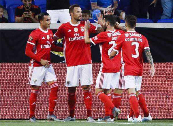  راؤول دي توماس مع لاعبي بنفيكا