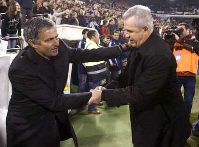  خافيير أجيري يصافح  جوزيه مورينيو قبل بداية المباراة