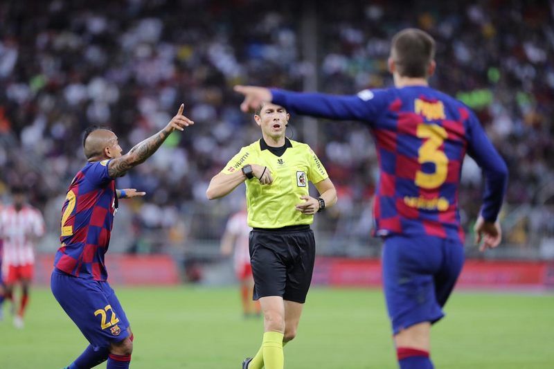 لاعبو برشلونة خلال مباراة أتلتيكو مدريد