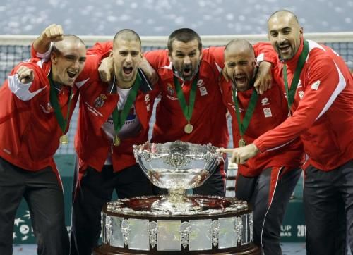 فرحة لاعبي صربيا بعد الفوز بكأس ديفيز