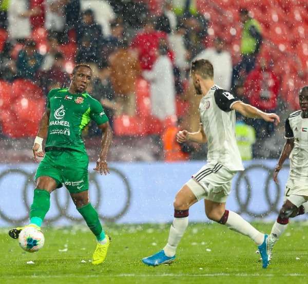 أمطار غزيرة خلال لقاء شباب الأهلي والجزيرة