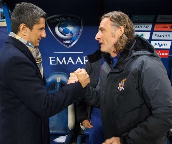  رازفان لوشيسكو - يسار الصورة