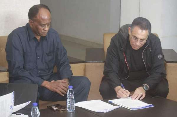 صدقي أثناء التوقيع للهلال