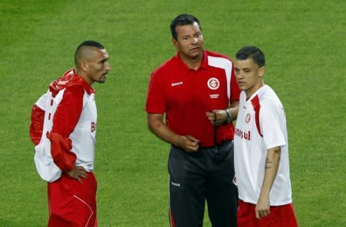 2010-12-13t174625z_01_abd430_rtridsp_3_soccer-club_reuters