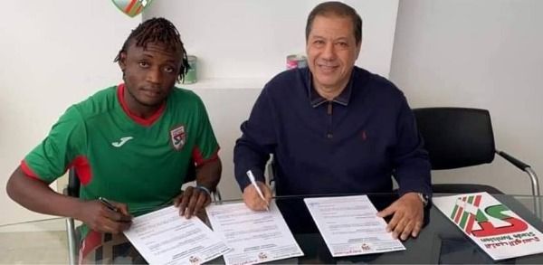 أثناء توقيع العقود