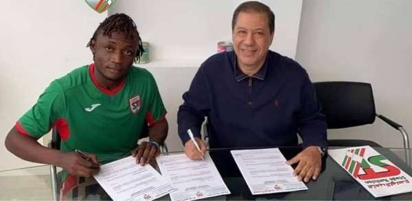 أثناء توقيع العقود