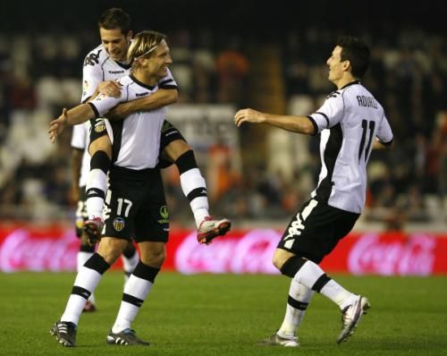 2010-12-13t211509z_01_hjk03_rtridsp_3_soccer-spain_reuters