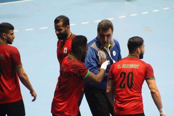 المدرب محمد علي الصغير مع لاعبيه