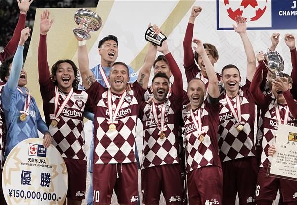 بودولسكي بين لاعبي فيسيل كوبي