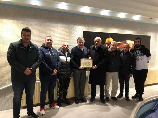 هدية هلال القدس للواء جبريل الرجوب