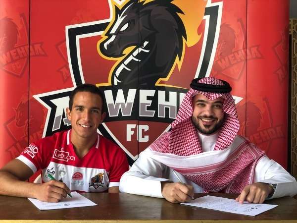 خلال توقيع العقود