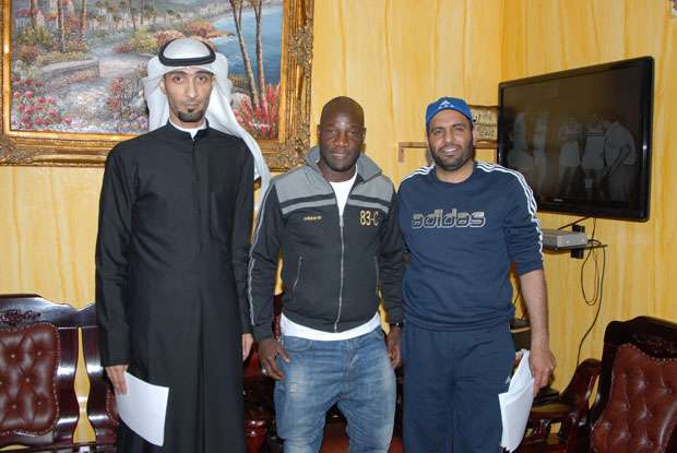 ماكينغا يتوسط مهيزع هزاع(  يمين ) وعبدالله الحمدان ( يسار )