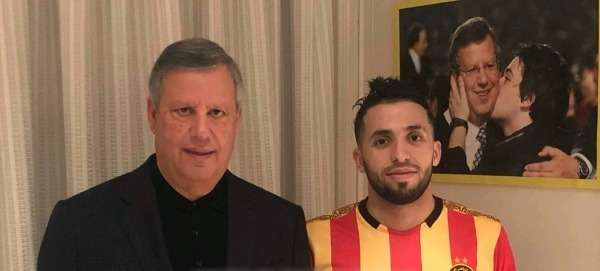  عبد الرحمن مزيان  بعد إمضاء العقد إلى جانب رئيس الترجي