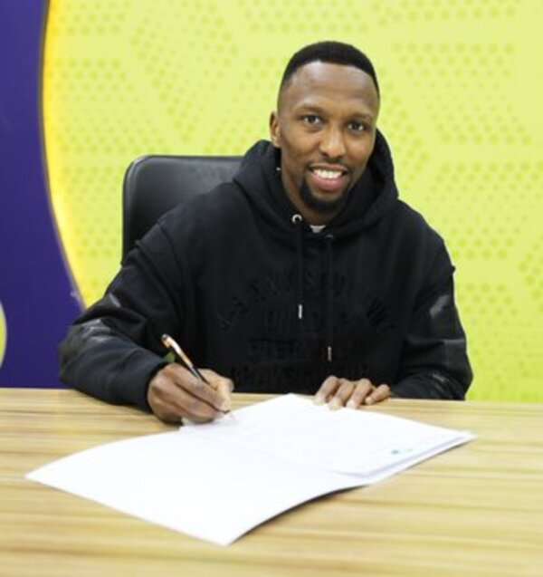 من توقيع اللاعب 