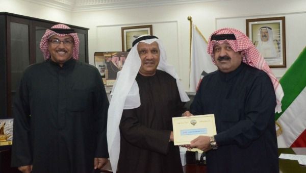 اليوسف يسلم المكرمة لمندوبي الأندية