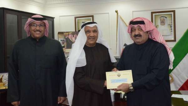 اليوسف يسلم المكرمة لمندوبي الأندية