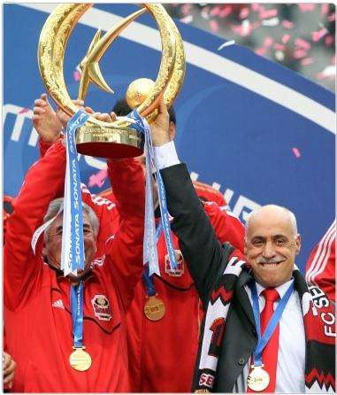المدرب فينجادا ( يمين ) عند فوزه بدرع الدوري الكوري الجنوبي