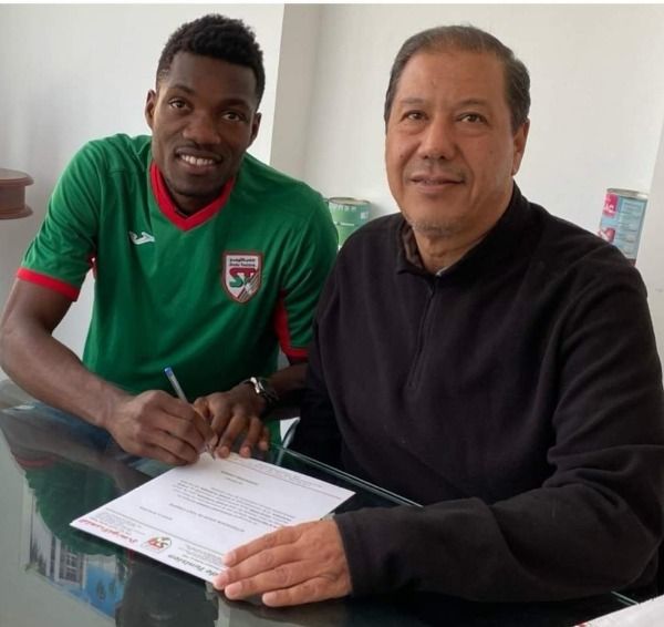 جاك ميدينا أثناء التوقيع