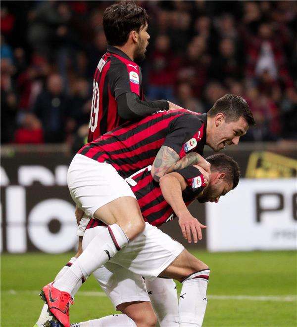 لاعبو ميلان - أرشيفية