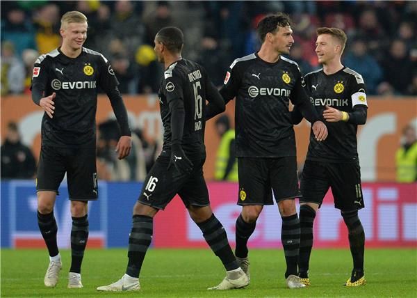 هالانج مع لاعبي بوروسيا دورتموند