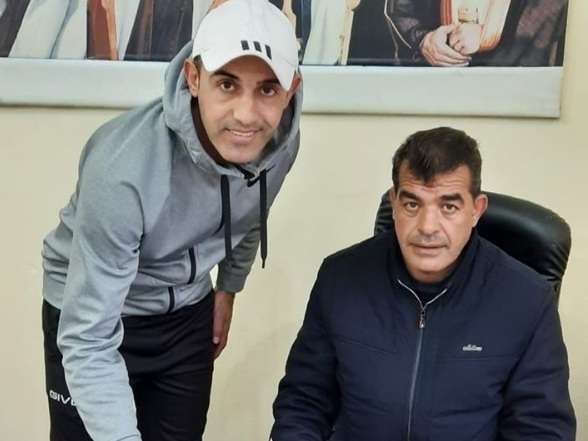 حيدر النعيمات وأبو حماد أثناء توقيع العقد