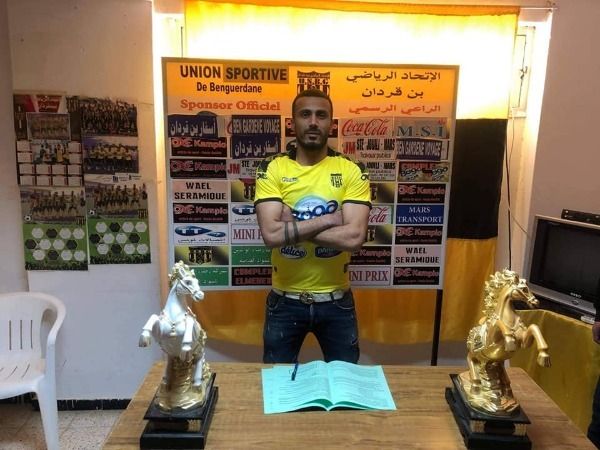  نضال سعيد أثناء إمضاء العقد