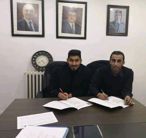 لحظة توقيع العقود