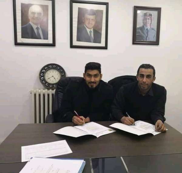 لحظة توقيع العقود