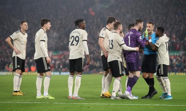 لاعبو اليونايتد يعترضون على الحكم