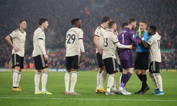 لاعبو اليونايتد يعترضون على الحكم