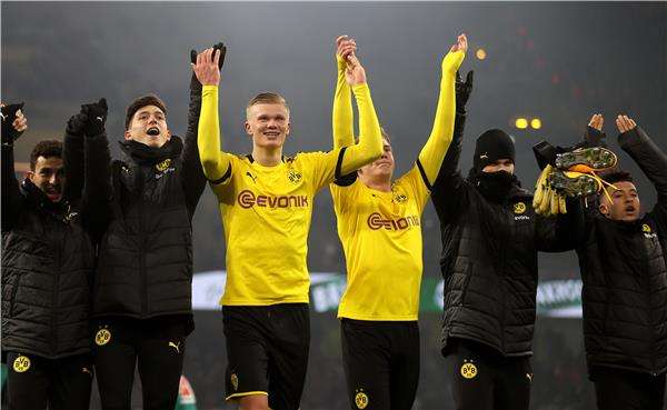 هالاند مع لاعبي دورتموند