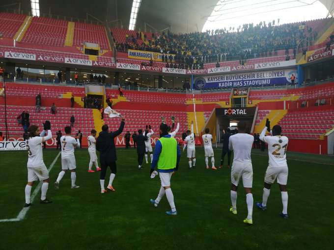 فرحة لاعبي أنقرة جوجو