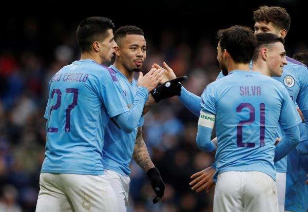 لاعبو مانشستر سيتي يحتفلون بهدف في مرمى فولهام