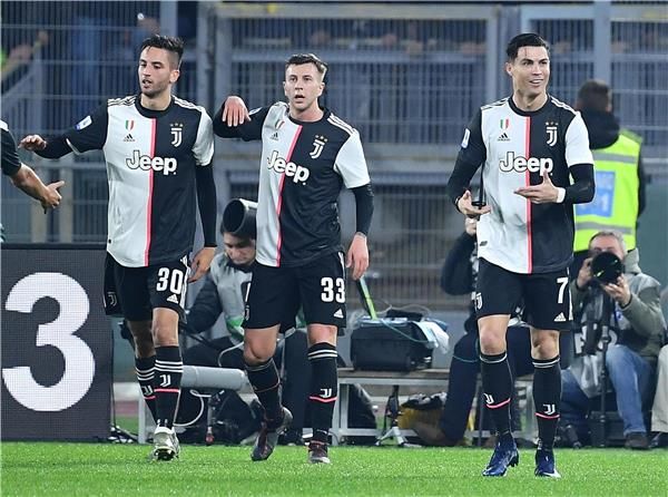 بيرنارديسكي مع لاعبي يوفنتوس