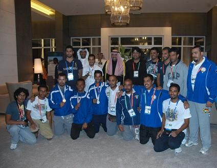 الشيخ احمد الفهد يتوسط نجوم الكويت
