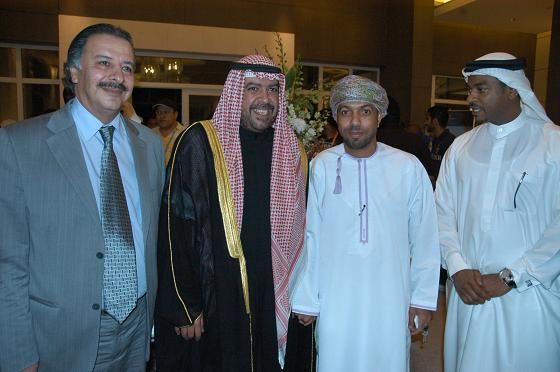 الشيخ احمد الفهد يتوسط الاعلاميين العرب  