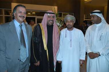 الشيخ احمد الفهد يتوسط الاعلاميين العرب