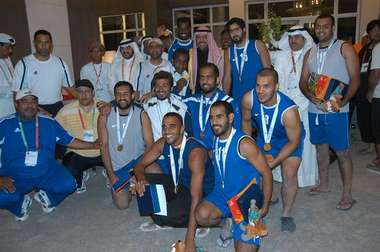 الشيخ احمد الفهد يتوسط نجوم الكويت ابطال الدورة