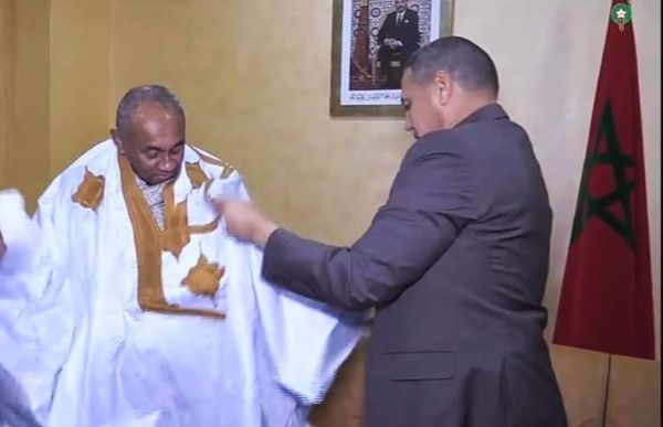  رئيس الكونفدرالية الأفريقية بالزي الصحراوي المغربي