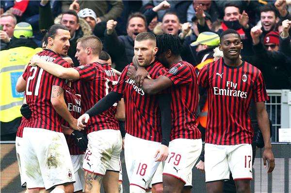 لاعبو ميلان 