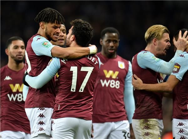 فرحة لاعبي أستون فيلا